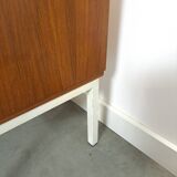 Fineer dressoir uit Zweden met wit stalen poten