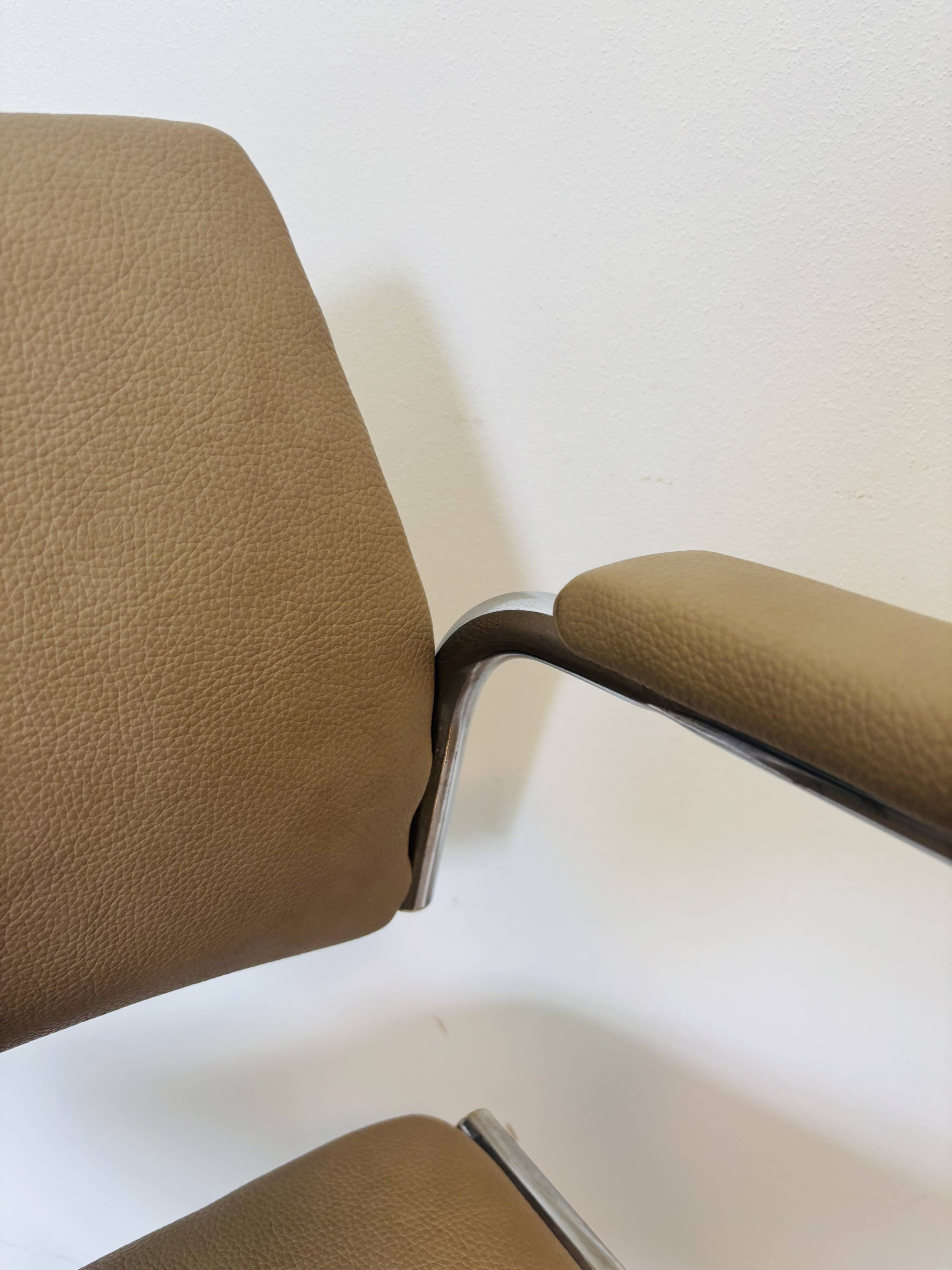 Chaise de bureau vintage beige clair par Kovona, Tchécoslovaquie, années 1970