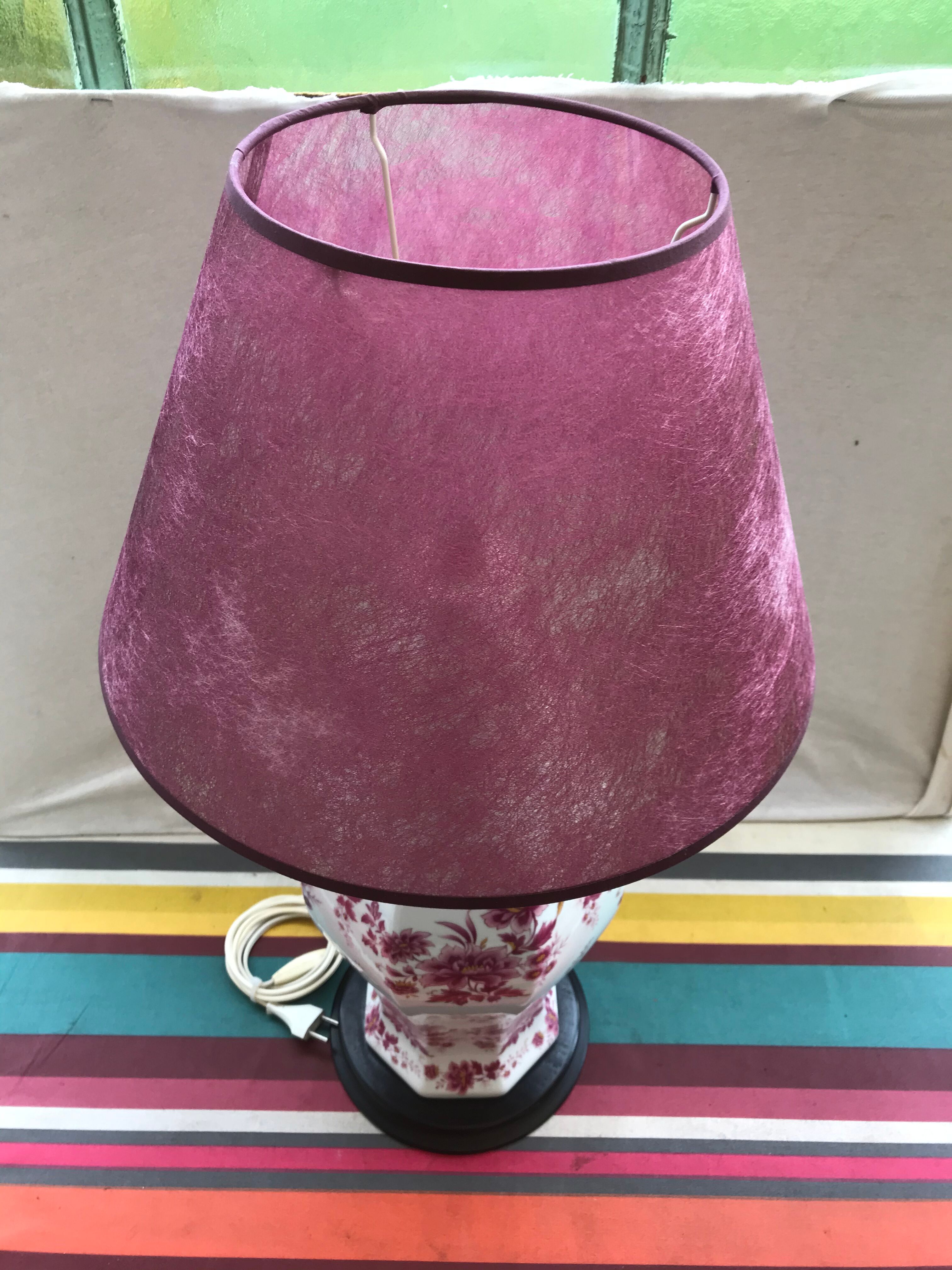 Lampe potiche porcelaine dessin fleurs avec abat-jour violet vintage