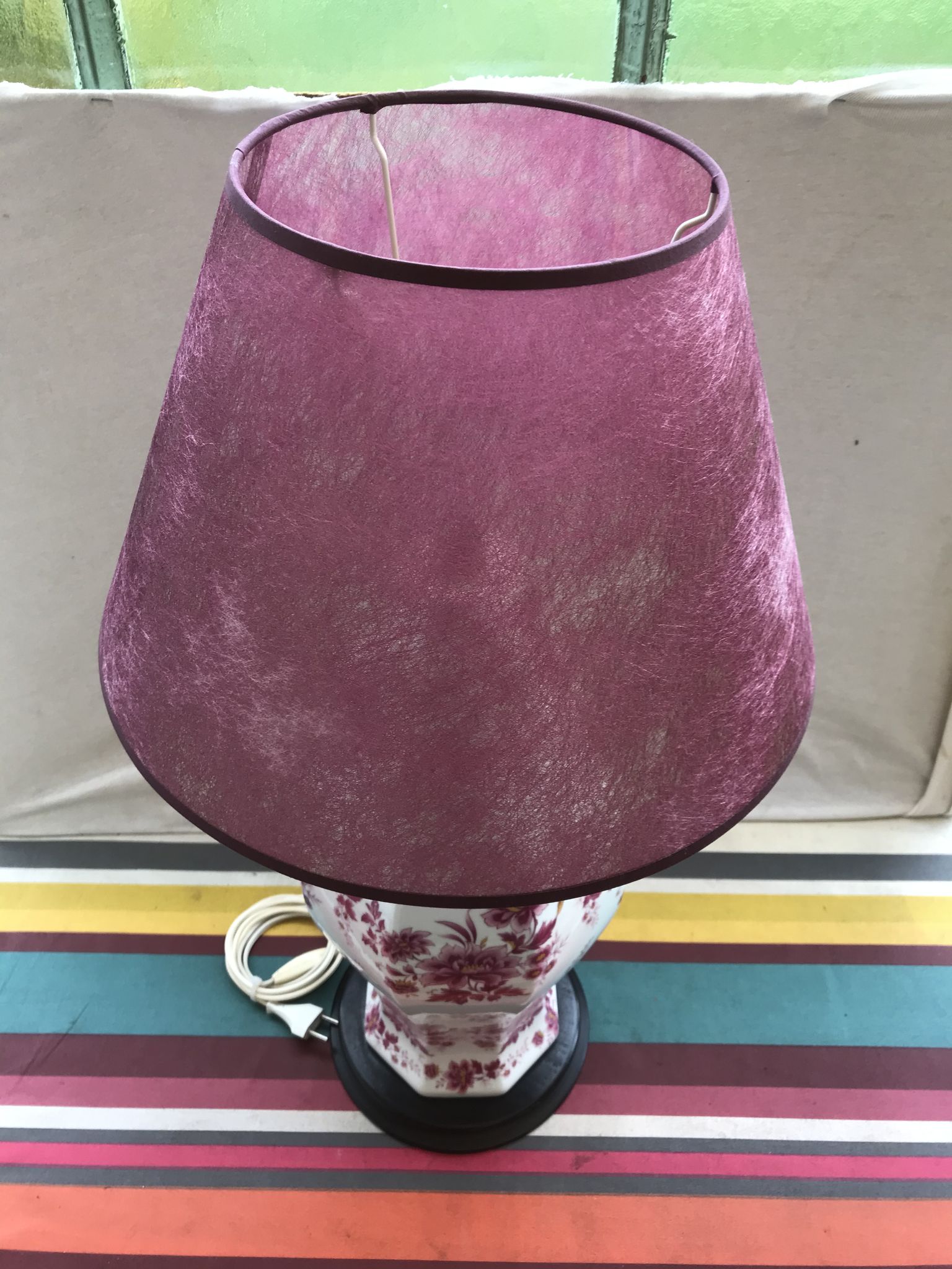 Lampe potiche porcelaine dessin fleurs avec abat-jour violet vintage