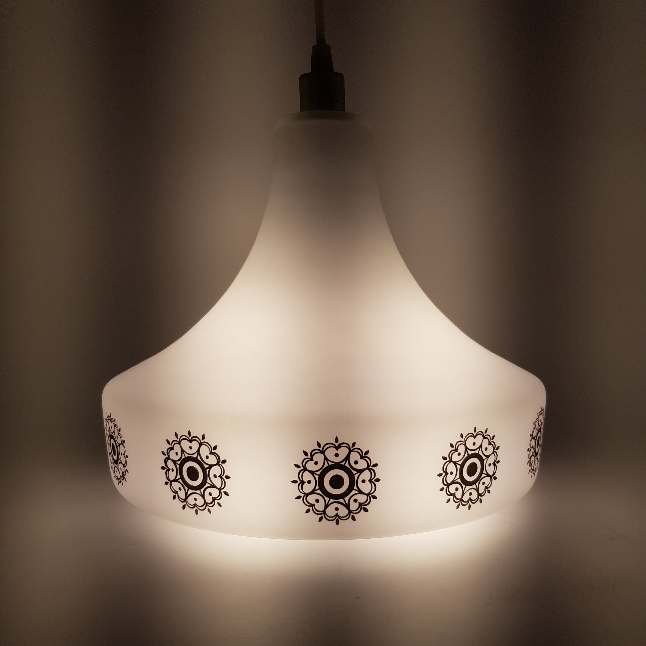 Hanging in Scandinavian opaline golden motifs