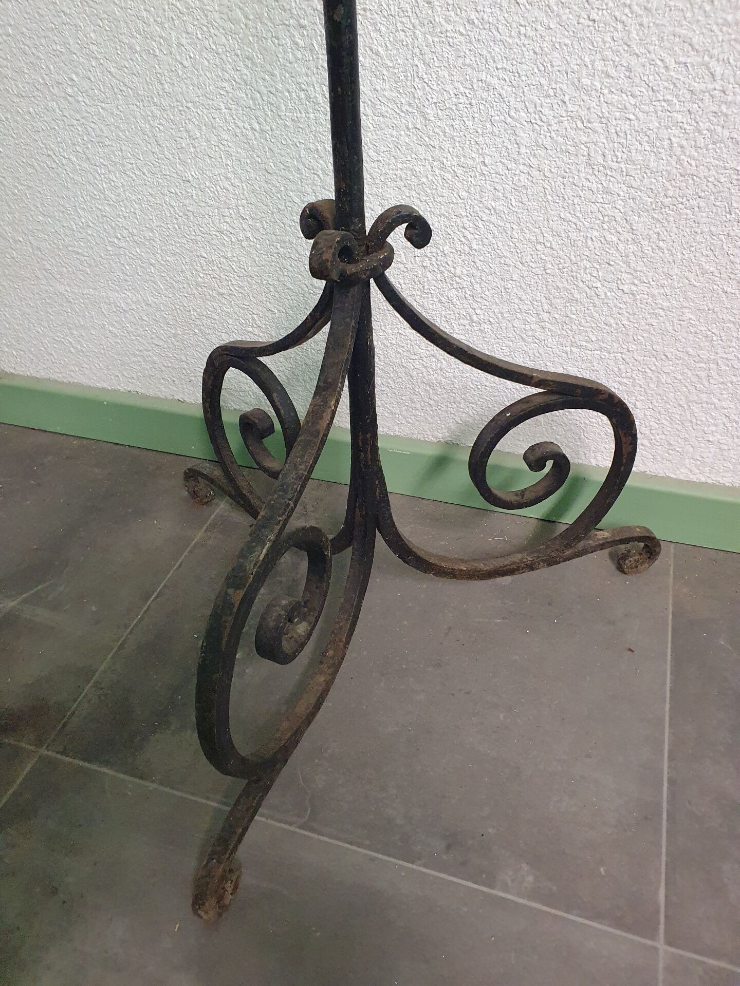Antique church candlestick in wrought iron – 19th century
