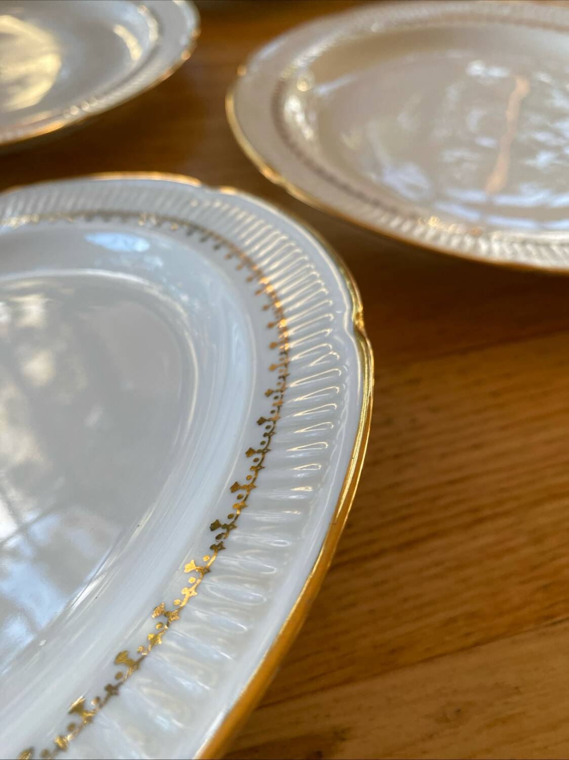 6 fine porcelain dinner plates with gold frieze