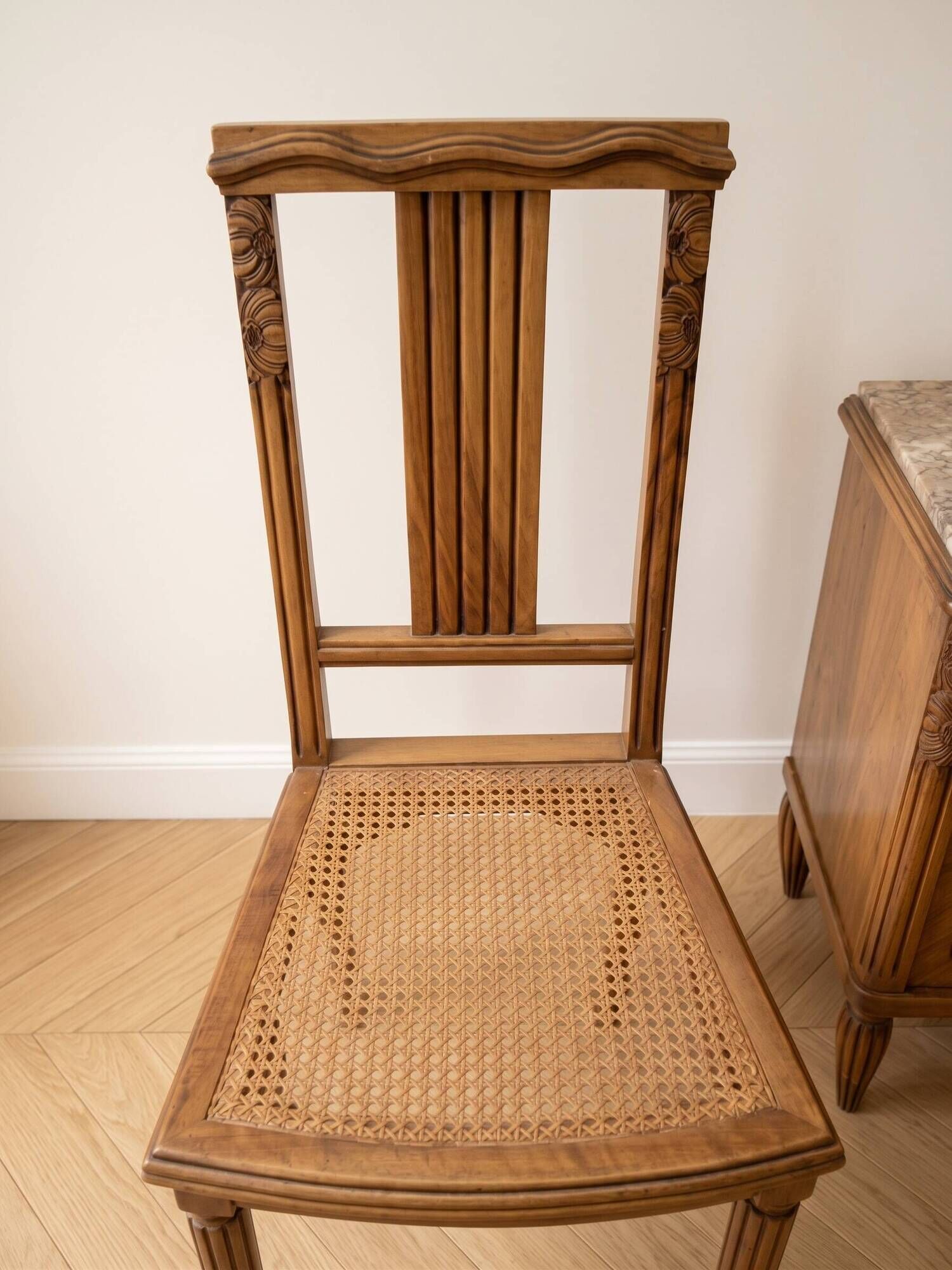 Art Deco bedroom set: 2 chairs and a wooden bedside table.