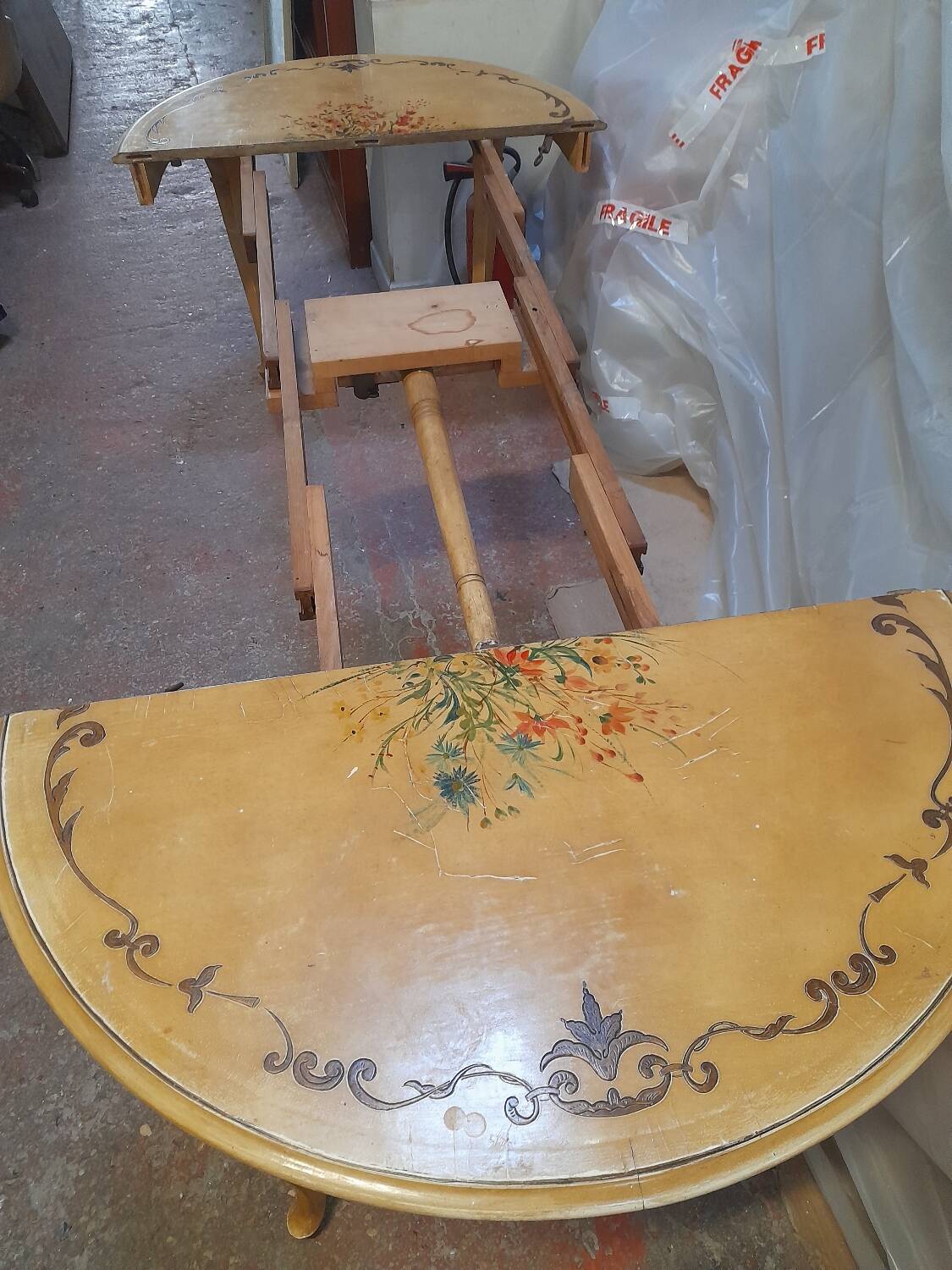 Round table for 4 to 10 place settings