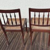 2 chaises en bois et cannage