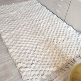 Plain off-white Béni Ouarain Berber rug with checkerboard inlays