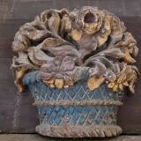 Une paire de frontons de porte très anciens