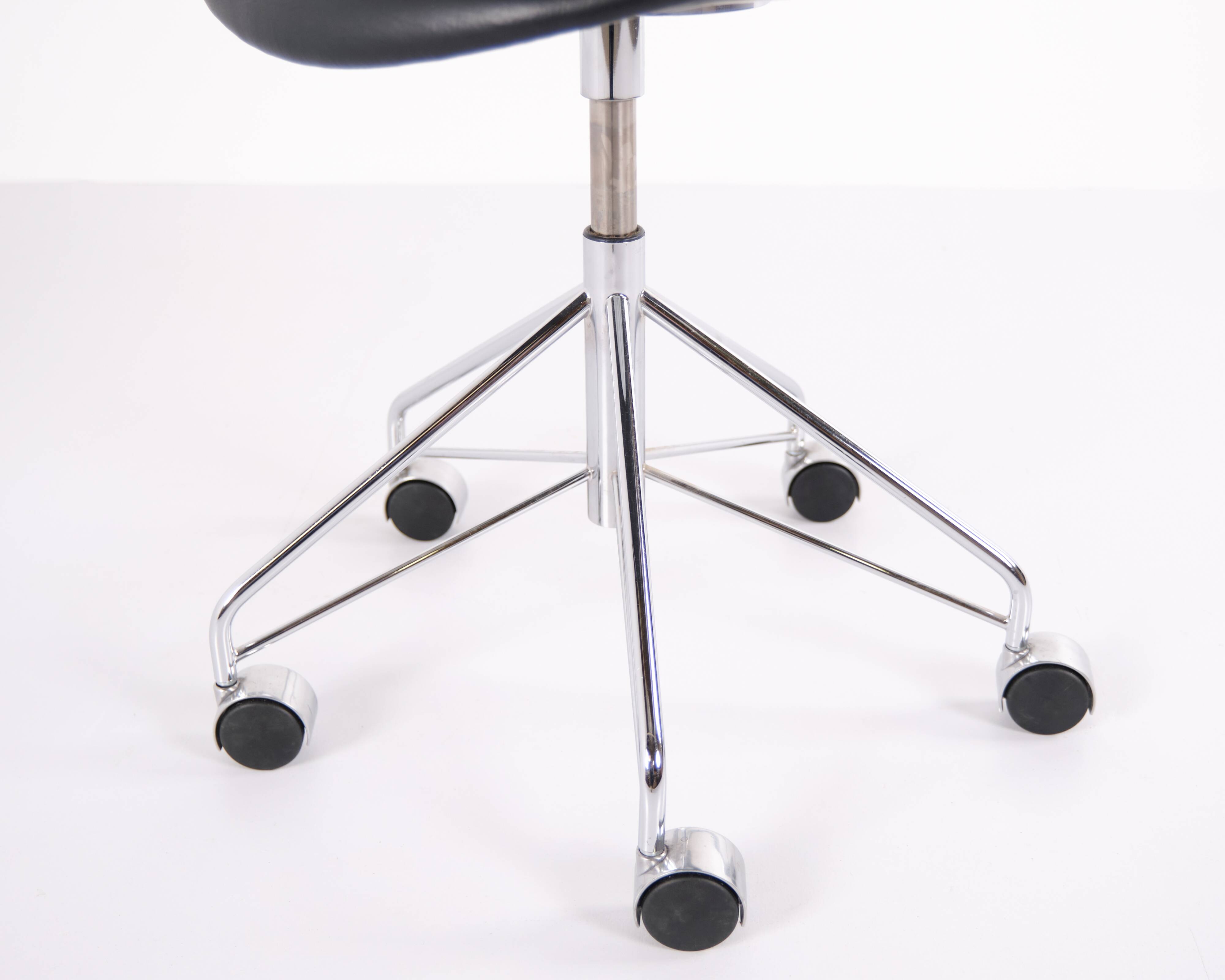 Seven office chair - Model 3117 - Black leather - Swivel function - Arne Jacobsen - Fritz Hansen