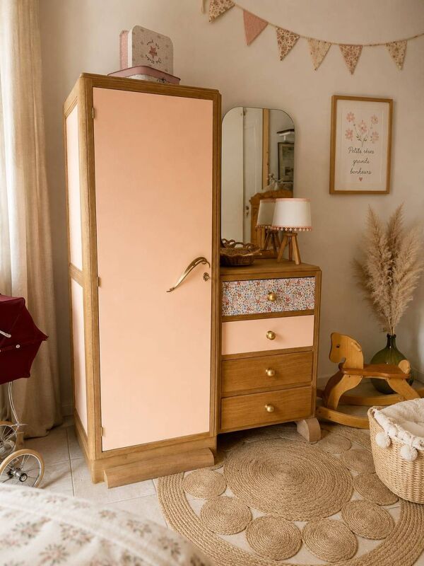 Armoire asymétrique fleurie, chêne naturel & rose poudré