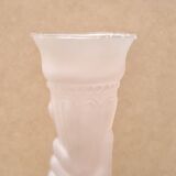Vase en verre rose figurant une main, années 60