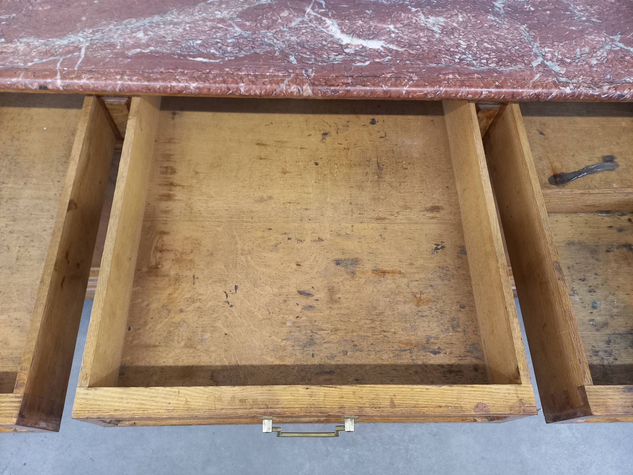 Marble top store bank