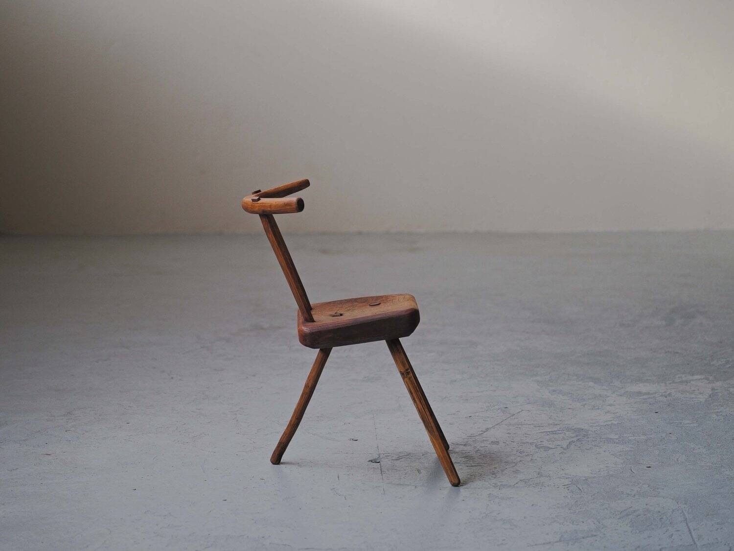 Small alpine chair in solid pine, folk art, early 20th century.