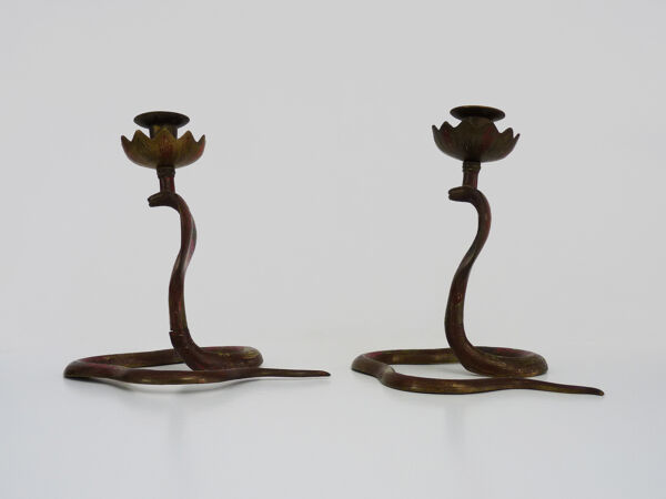 Paire d'anciens bougeoirs cobra en bronze de à gravure détaillé. Vers 1950