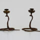 Paire d'anciens bougeoirs cobra en bronze de à gravure détaillé. Vers 1950