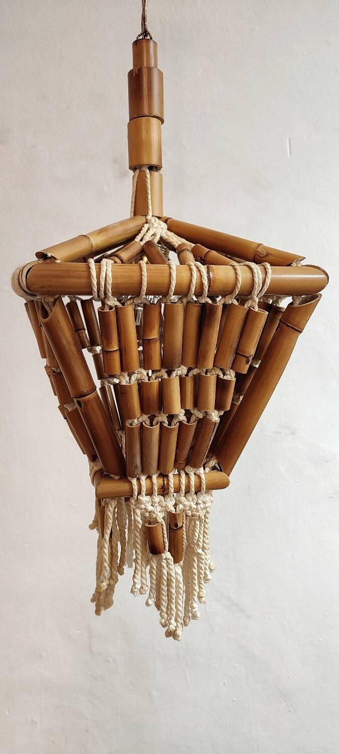 Lámpara de techo de bambú y macramé. Spain, 1980s.