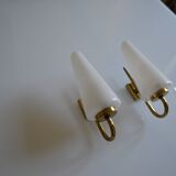 Paire de lampes en applique murale 1960 opaline et laiton