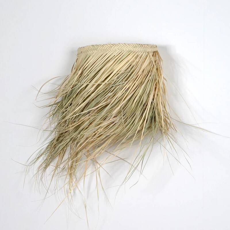 Wall lamp in natural fibres, woven straw with fringes.