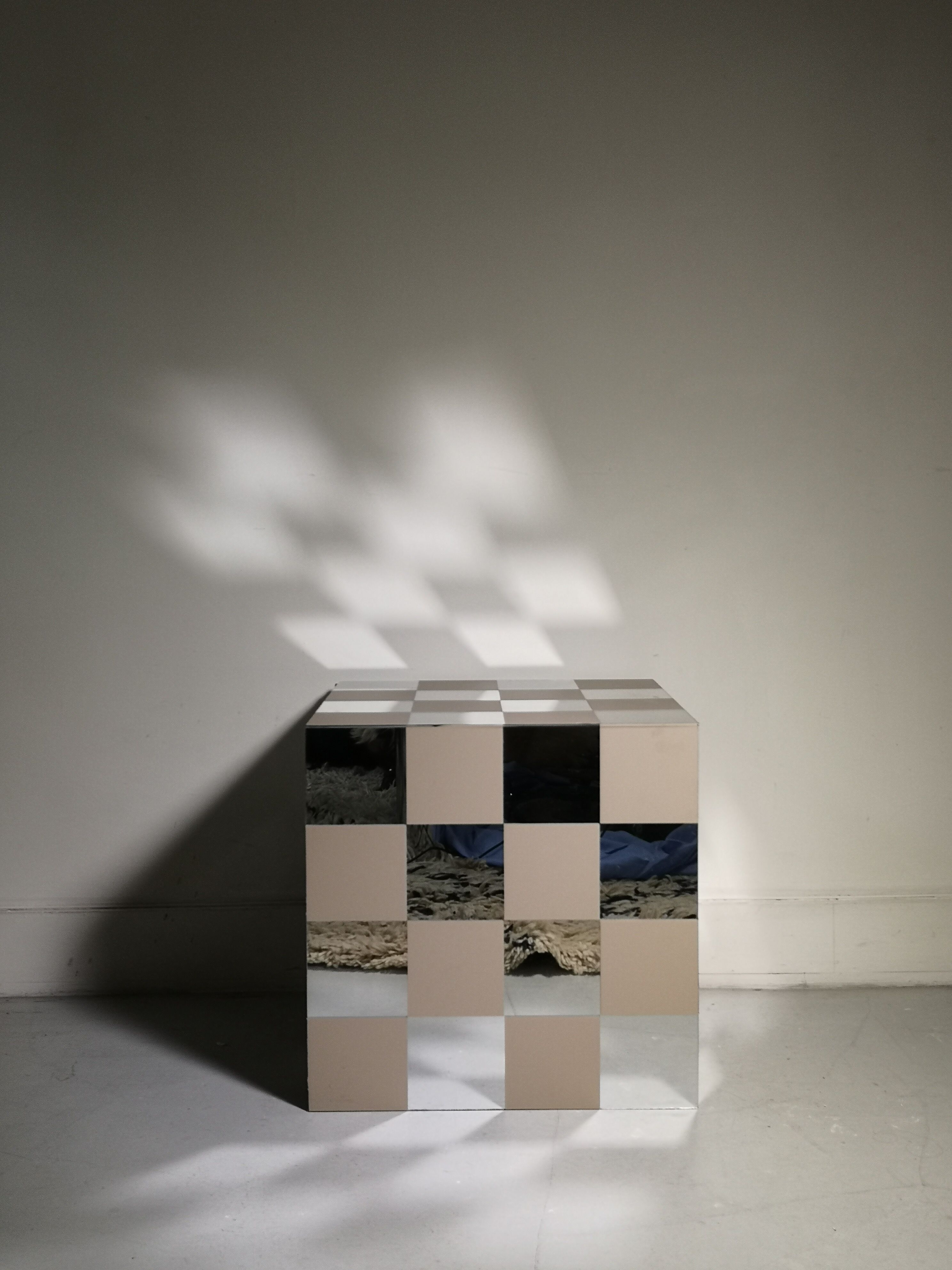 Bout de canapé design cube damier