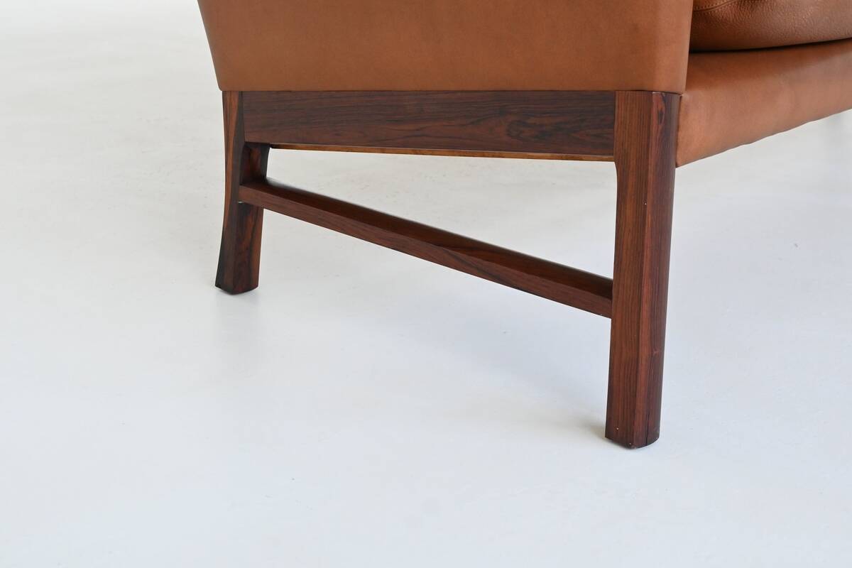 Canapé scandinave trois places en palissandre et cuir marron Danemark 1960