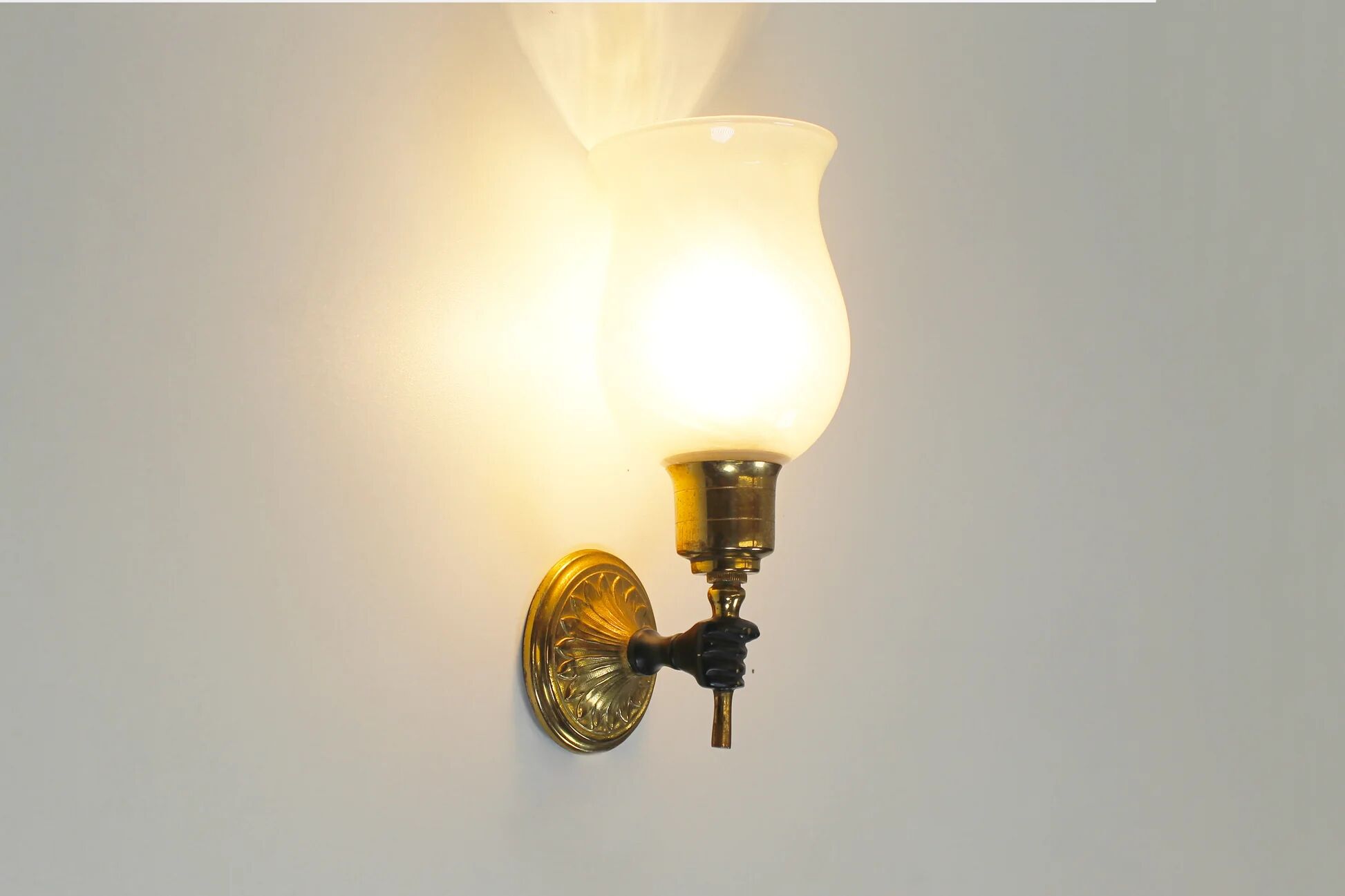 Paire de lampes murales 'torche' dans le style de Maison Jansen