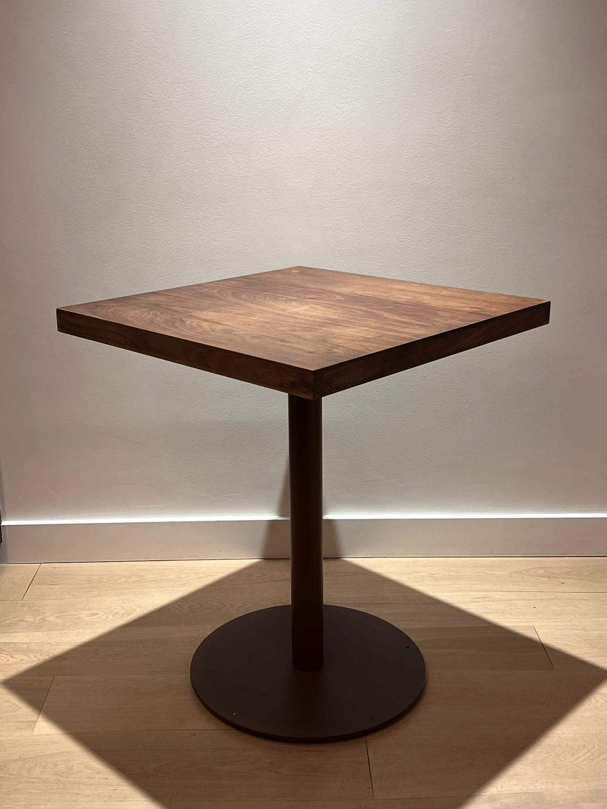 Square walnut table, table leg in powder-coated metal RAL rusty metal