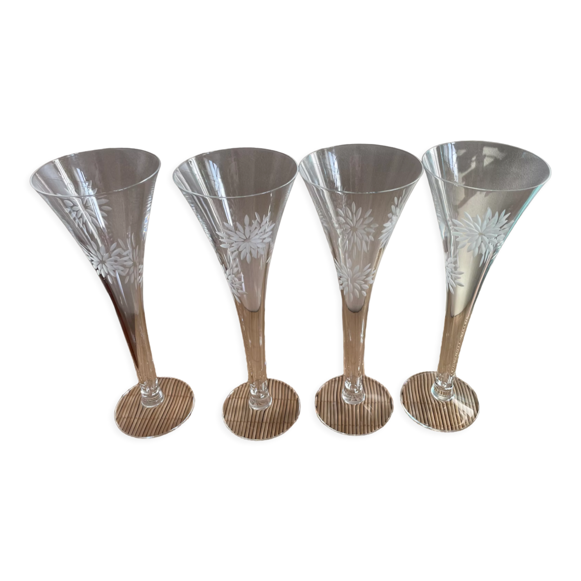 4 champagne flutes in crystal engraved Marguerite