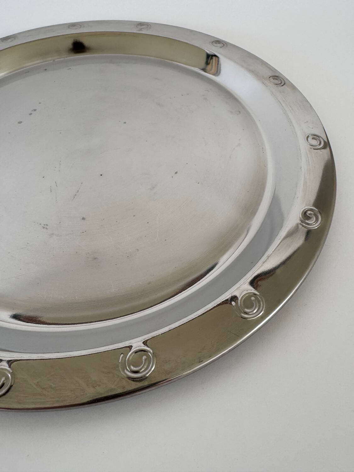 Plat de service rond en métal argenté vintage moderniste