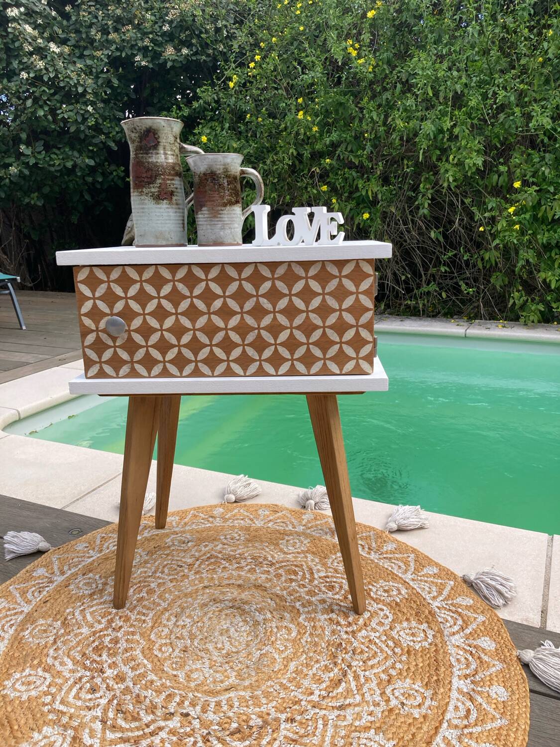 Beautiful vintage bedside table with tapered legs, Scandinavian/pop style in raw white.