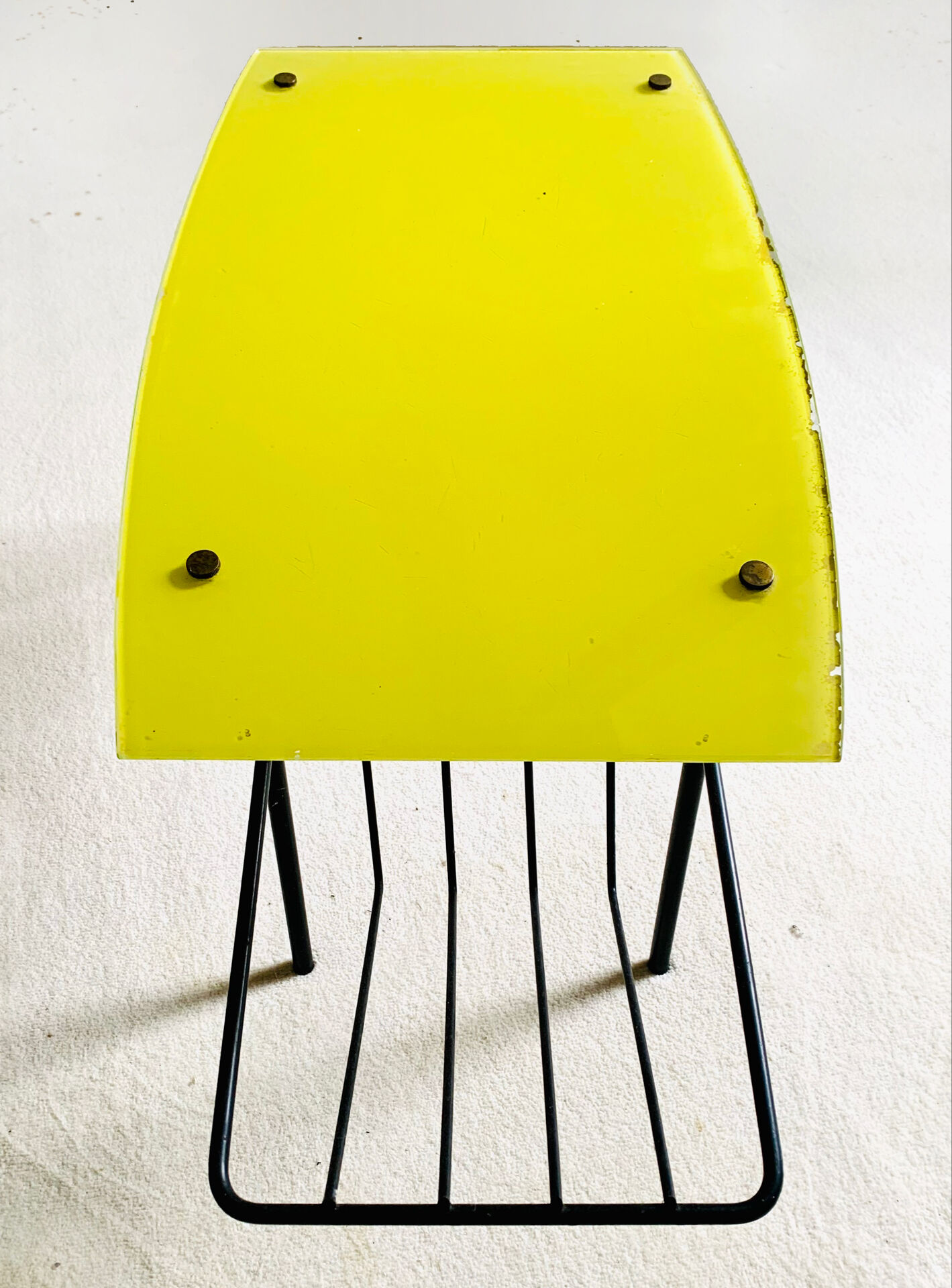 Table basse années 50 porte journaux
