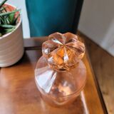 Carafe en verre de dépression rose