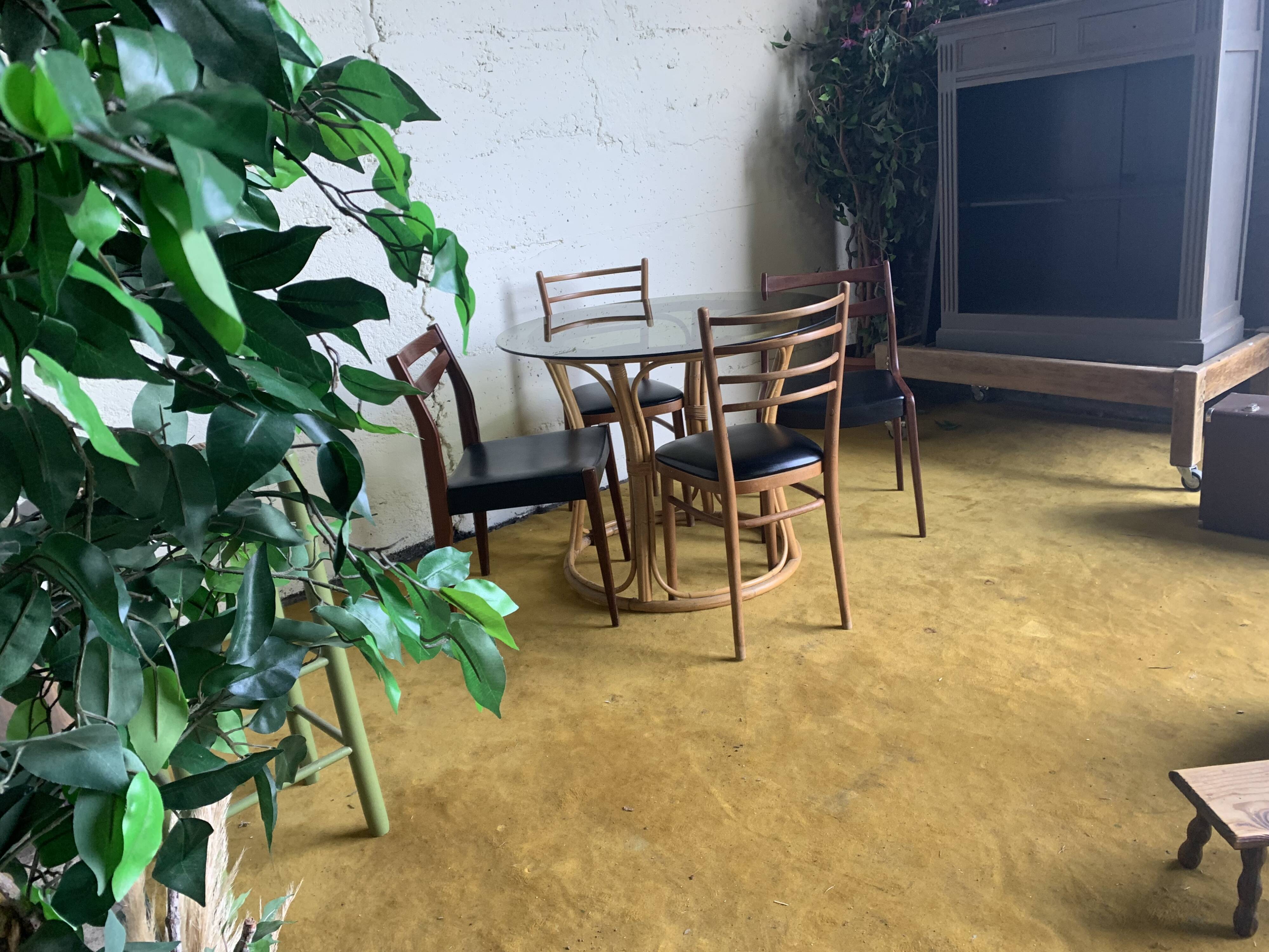 Round dining table with bamboo legs