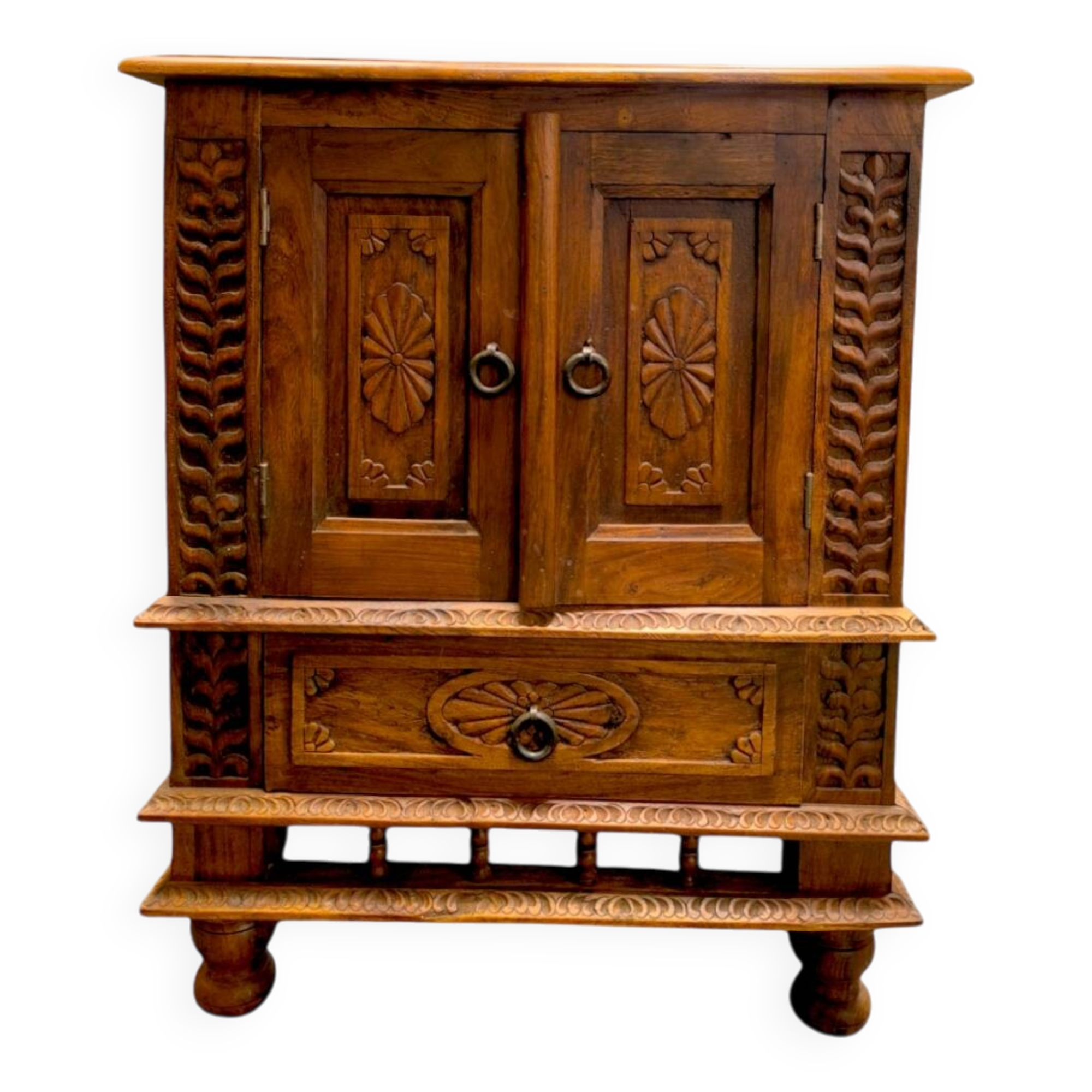 Meuble en bois sculpté