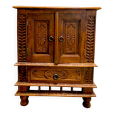 Meuble en bois sculpté
