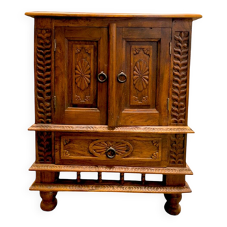 Meuble en bois sculpté