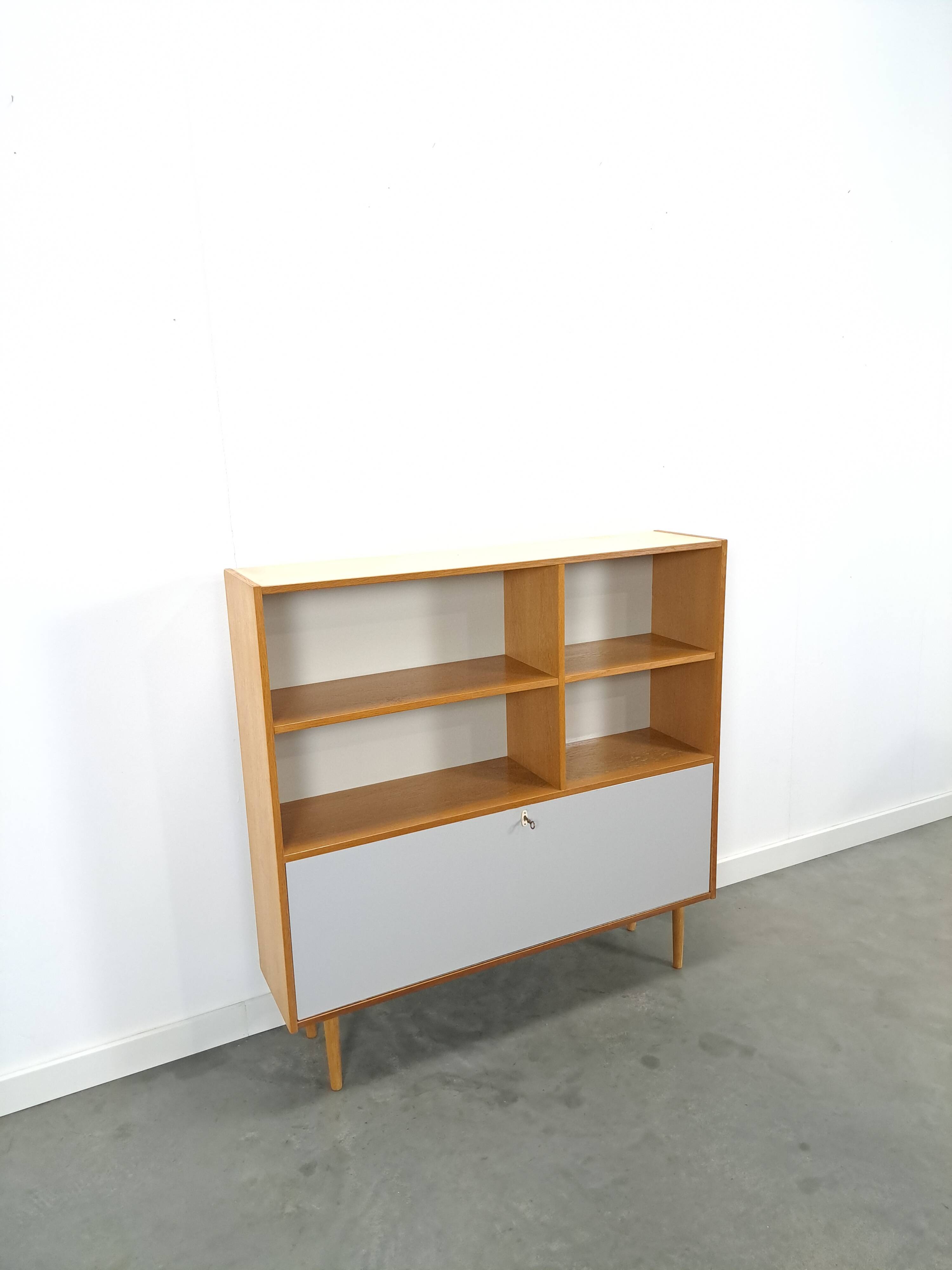 Deens Domino Mobler kast met klepdeur