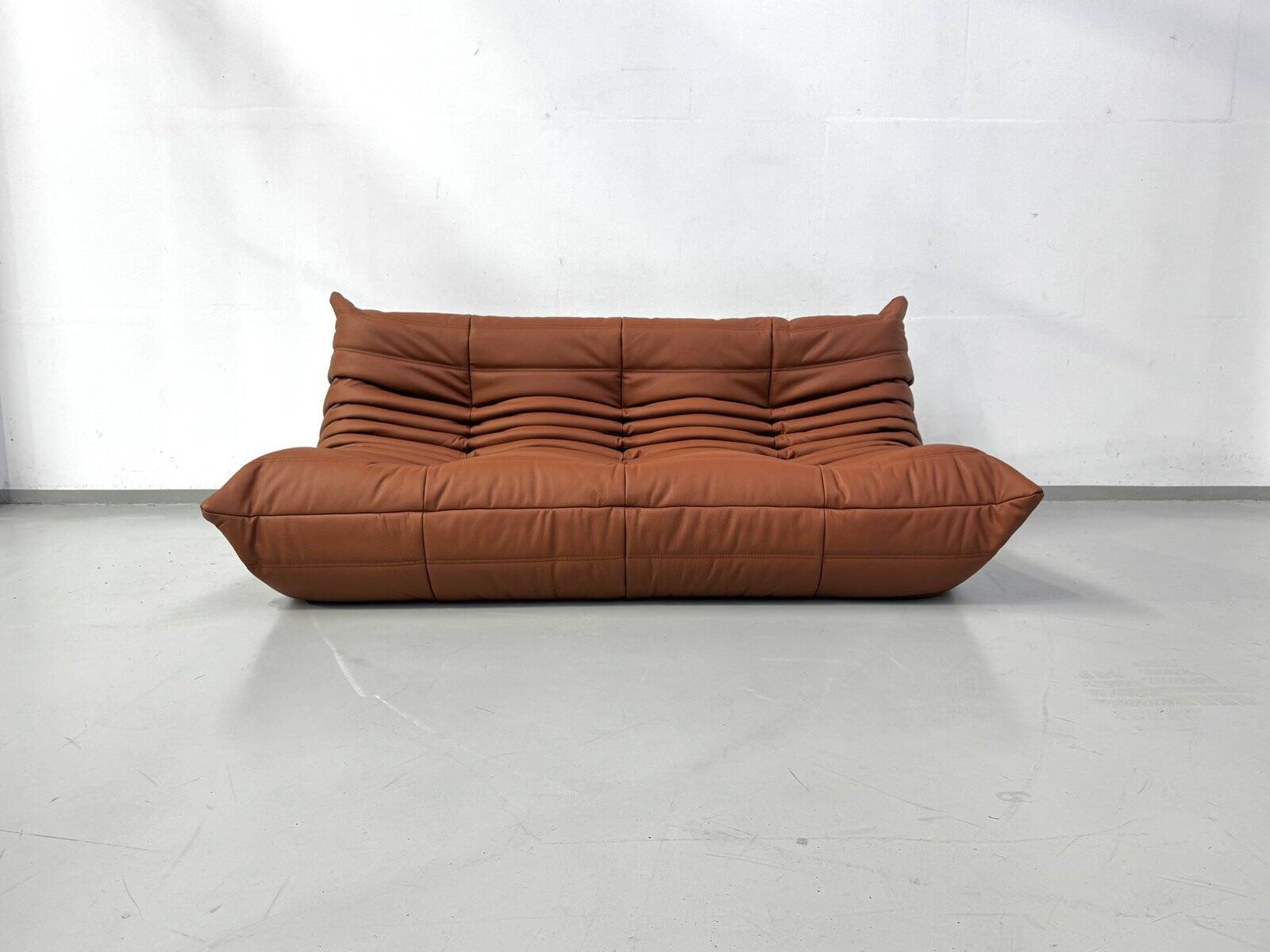 Canapé Togo français en cuir de vachette épais couleur cognac, signé Michel Ducaroy pour Ligne Roset