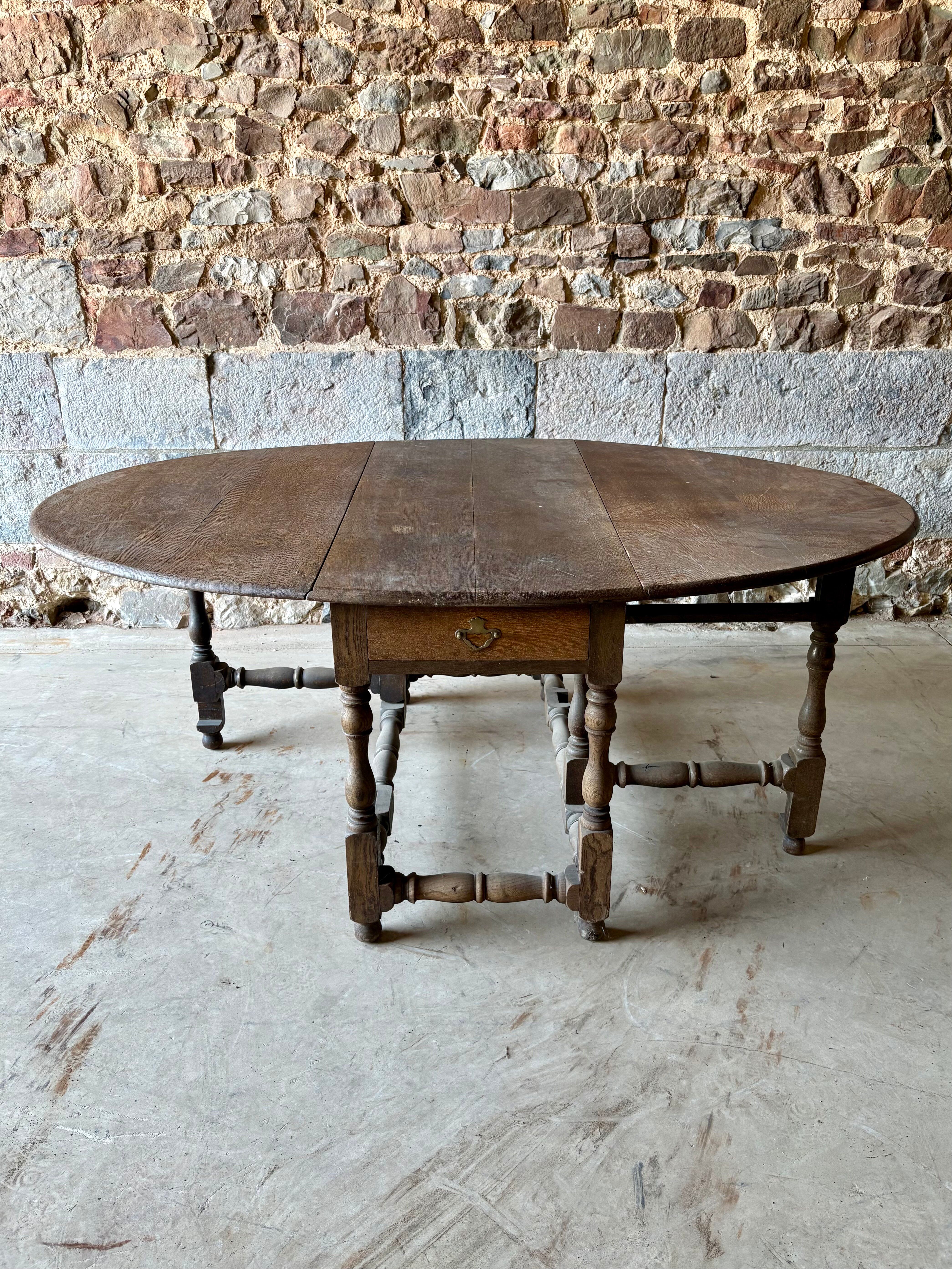 Large drop-leaf table in solid oak – English country style.