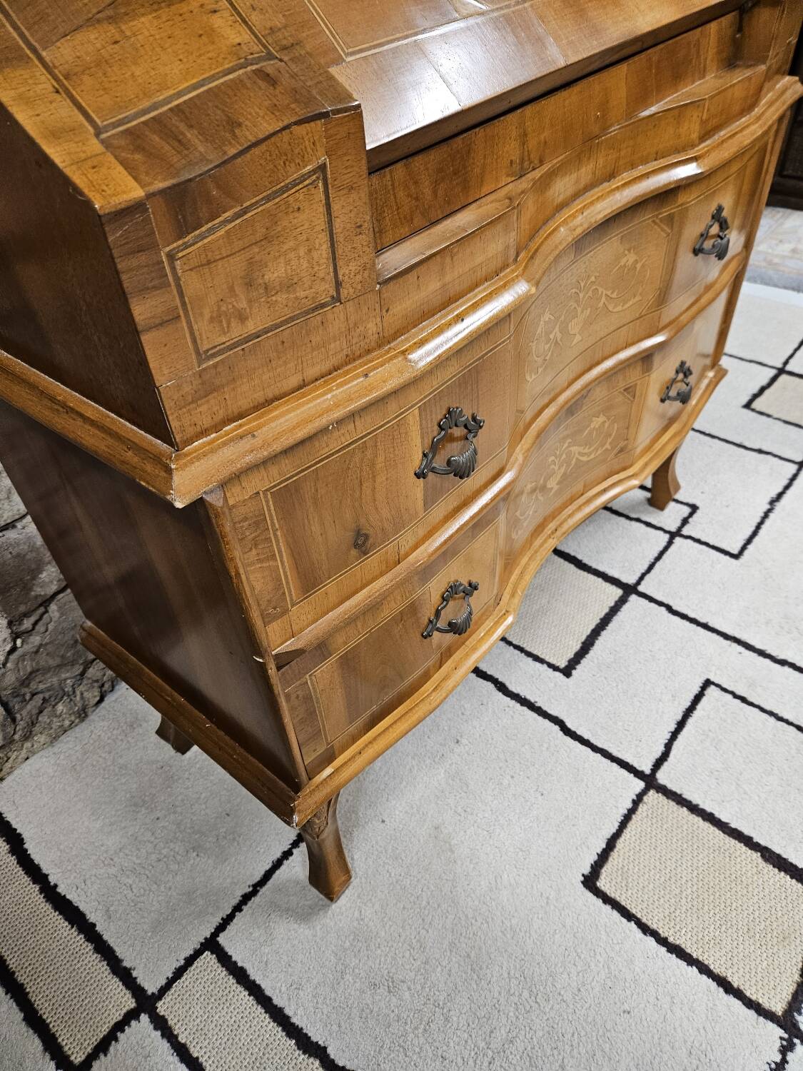 Scrétaire commode galbé marqueté