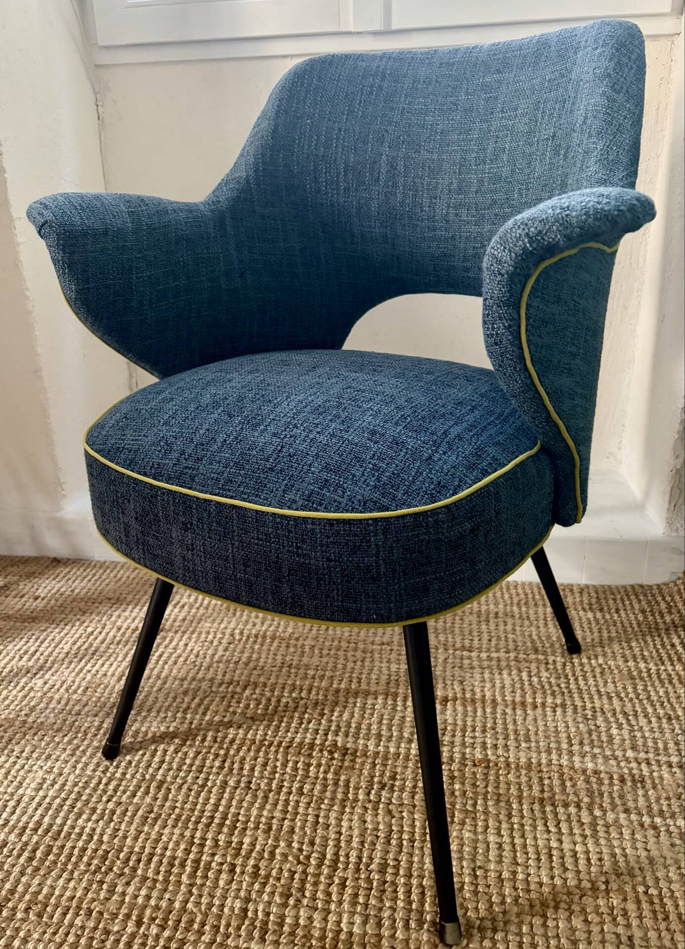 Conference style executive chair