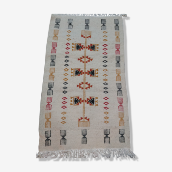 Tapis kilim blanc à motifs berbères multicolores