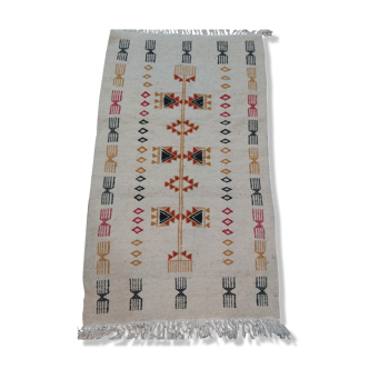 Tapis kilim blanc à motifs berbères multicolores