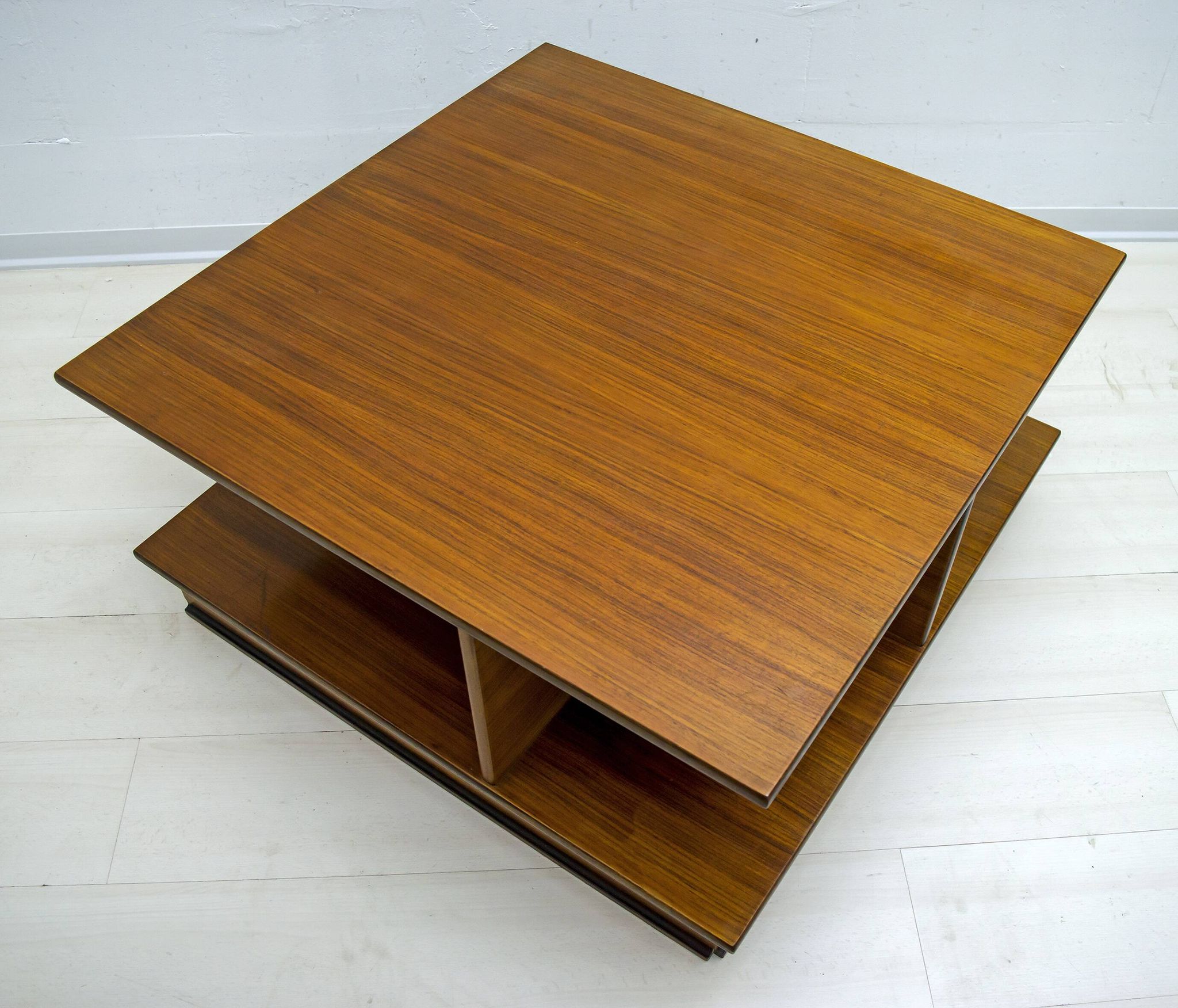 Table basse italienne en noyer de style moderne du milieu du siècle de F.Lli Saporiti, années 1960