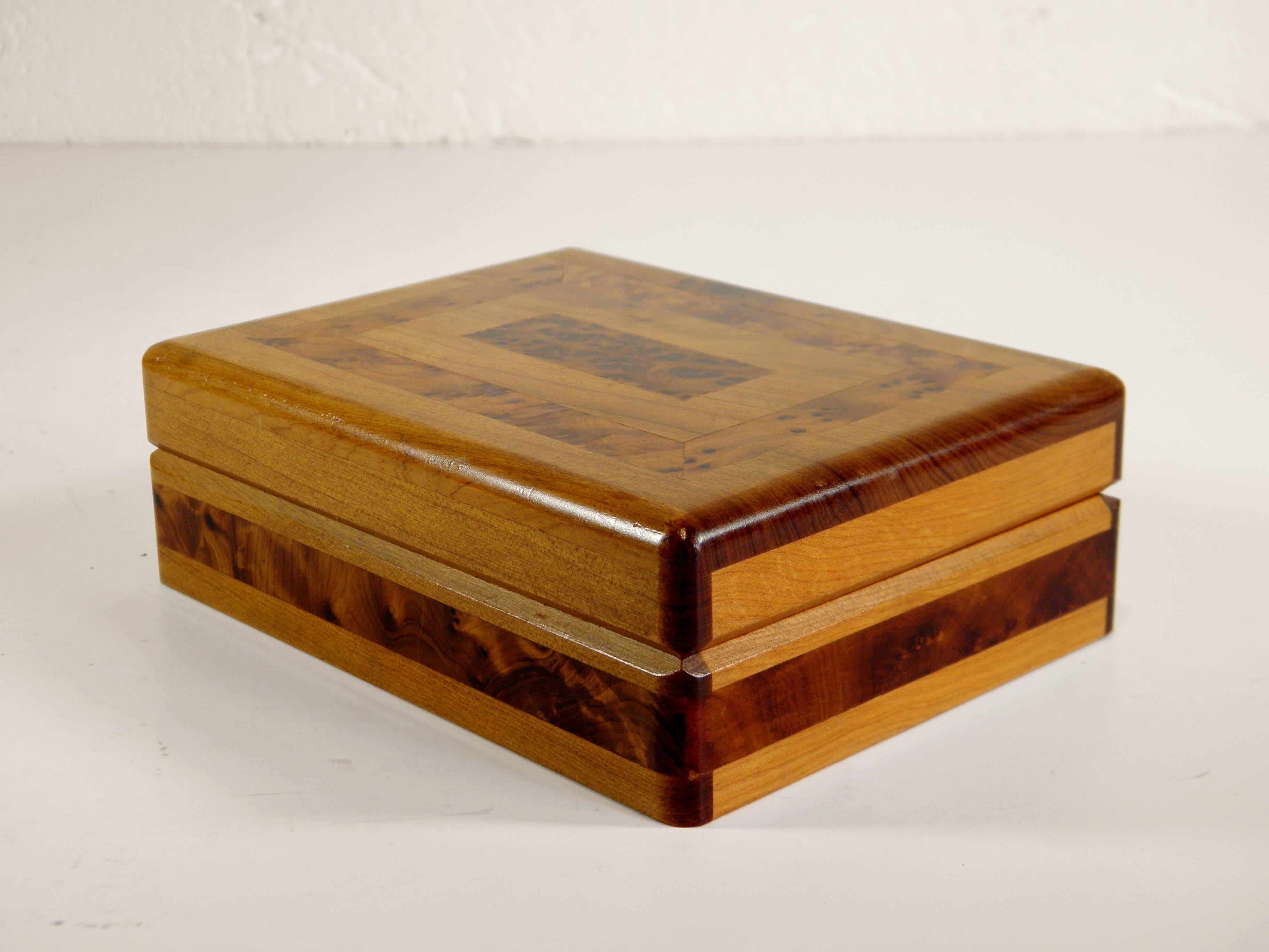 Thuya marquetry box 14 x 11 cm