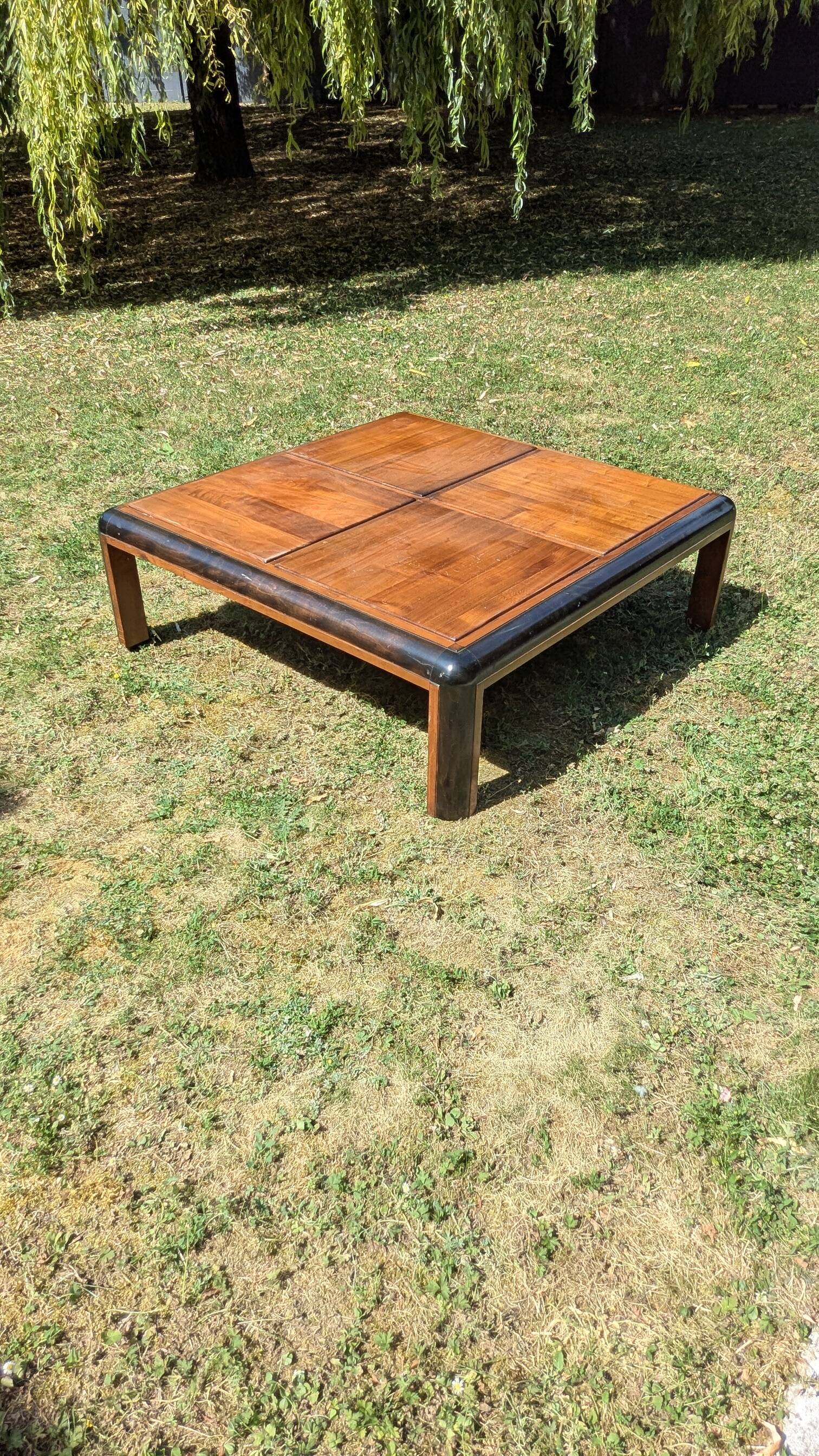 Table basse carrée vintage en bois massif et angles arrondis noircis