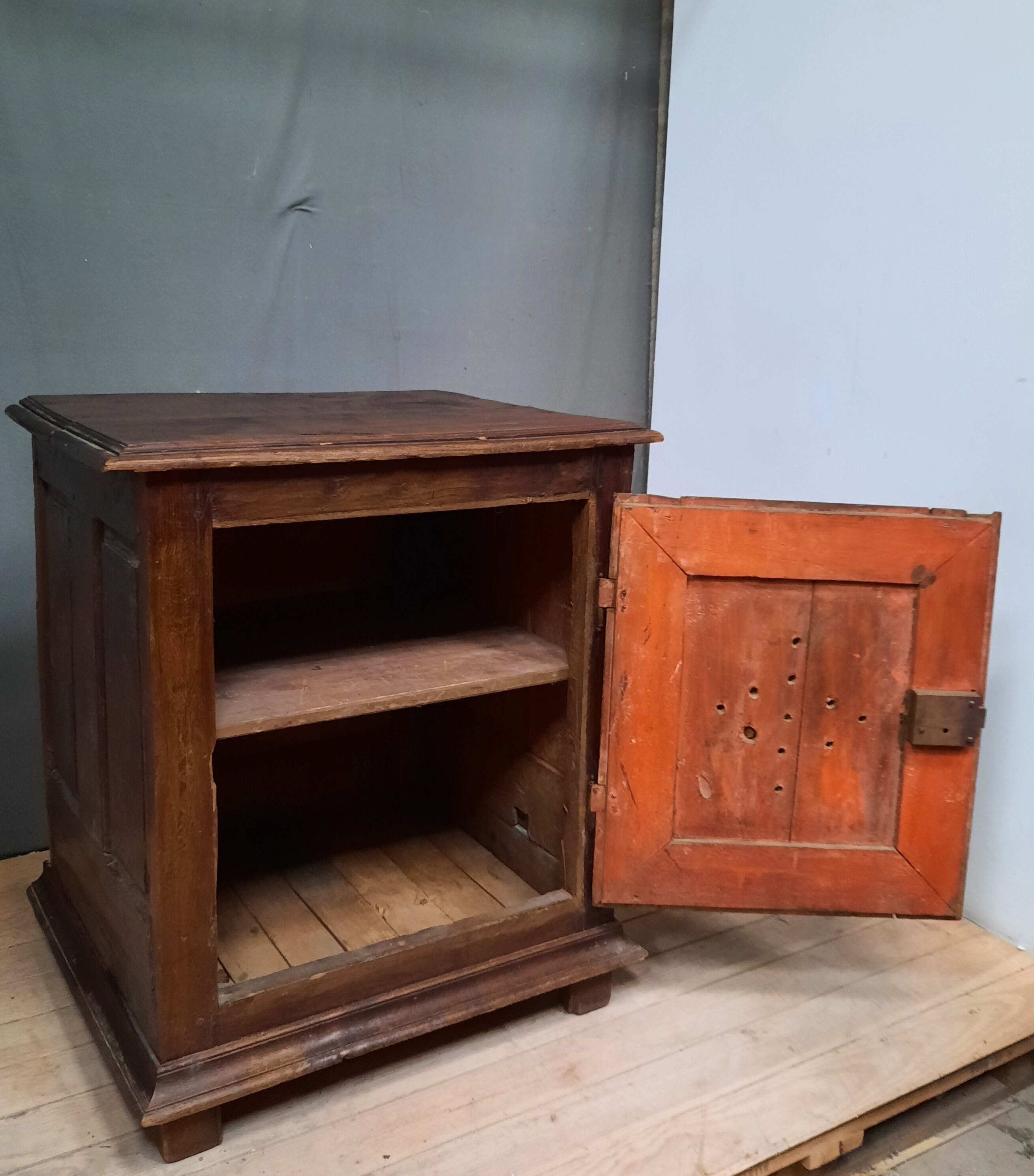 Louis XIII buffet at one door