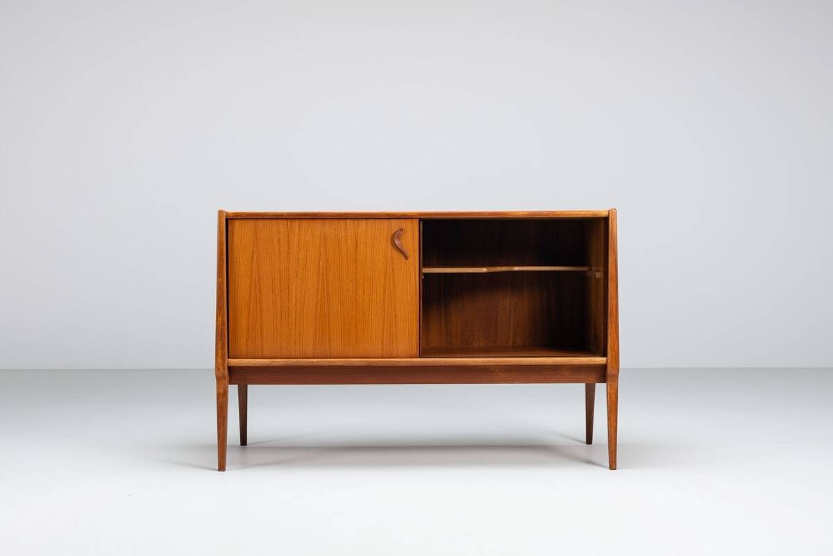 Bosteels Meubelen unique petit buffet en noyer Belgique 1960