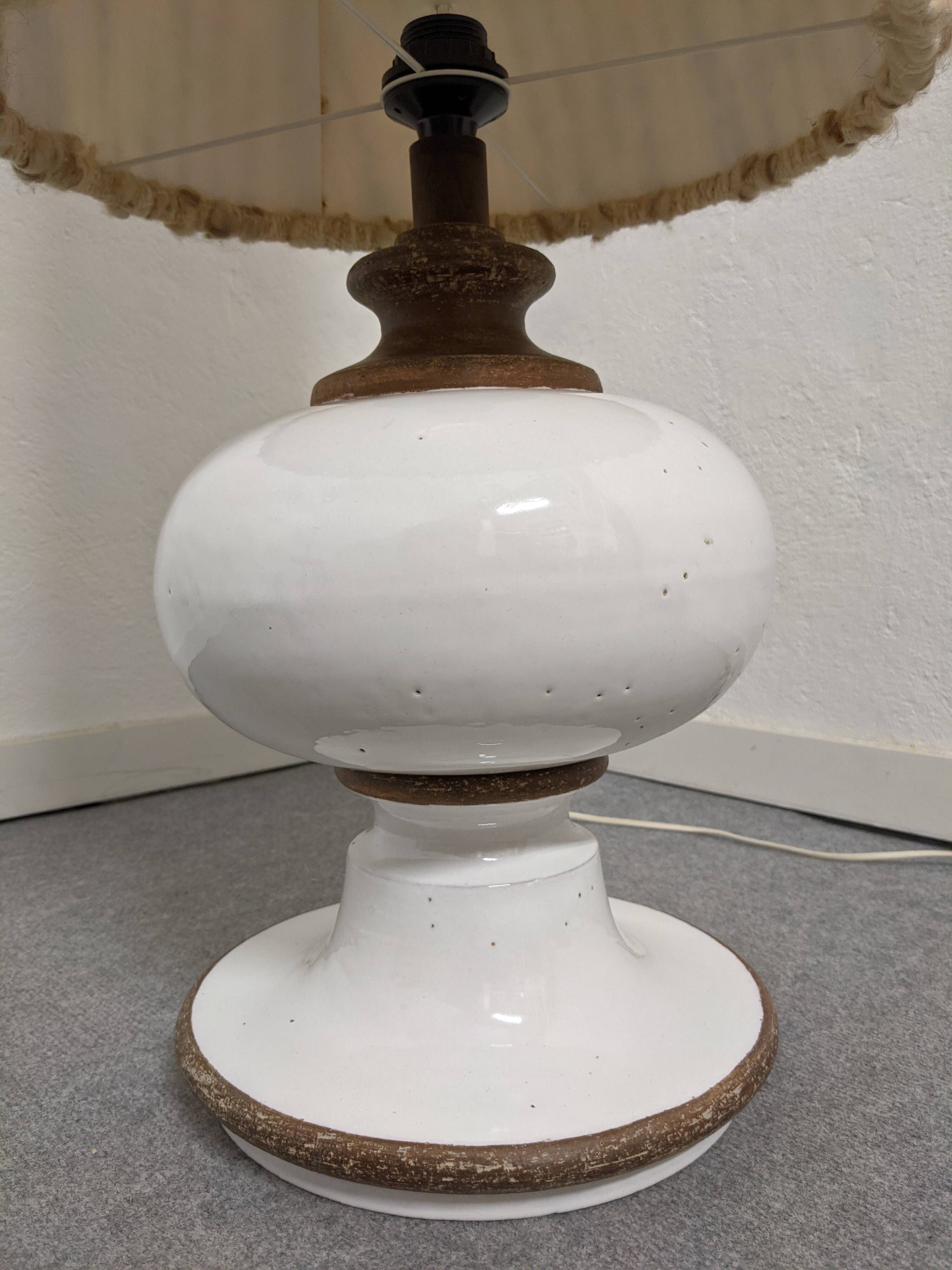 Lampe de sol en grès émaillé blanc et abat-jour en laine, années 60-70