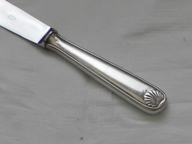 12 knives with silver-plated handles.