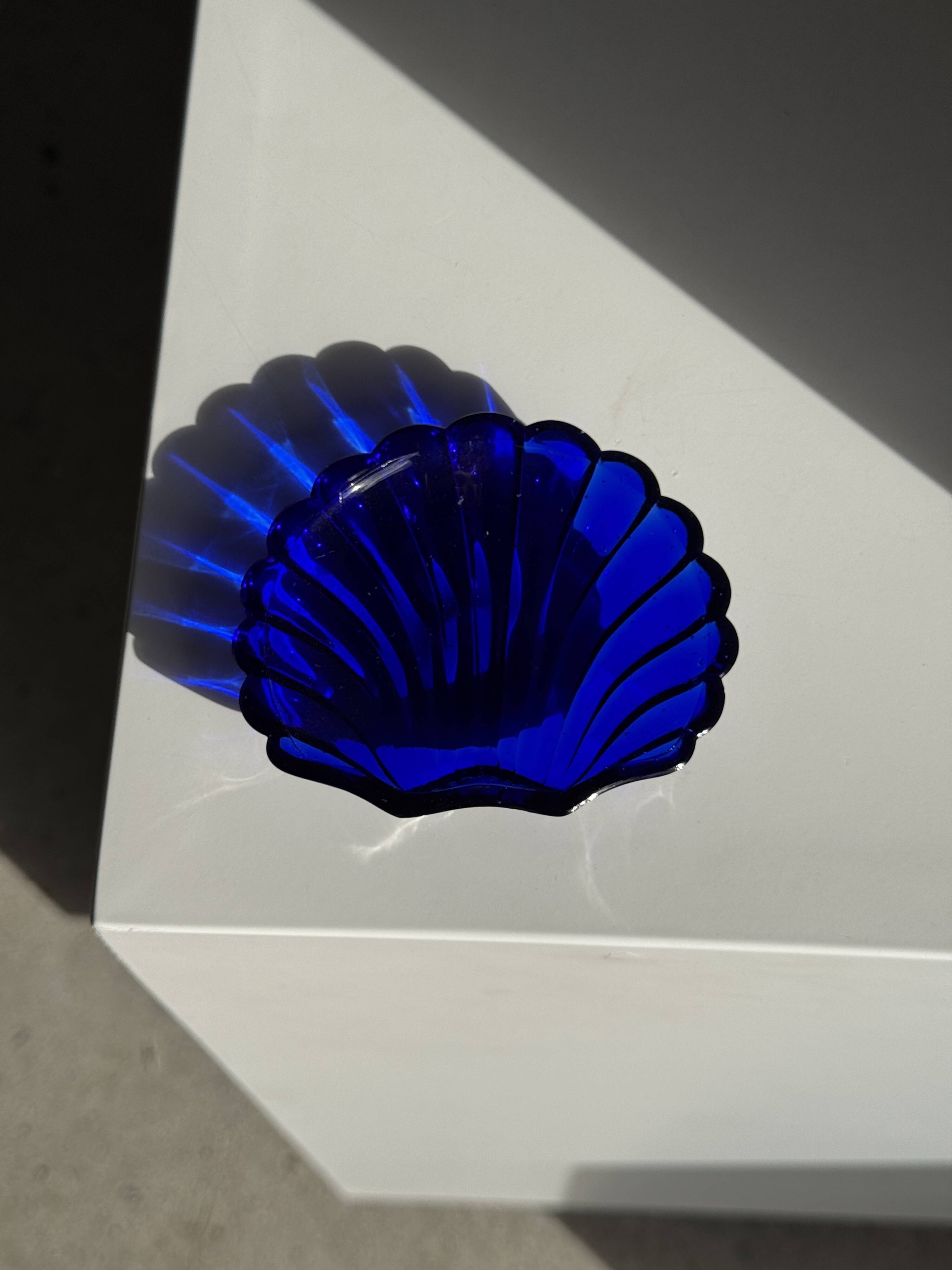 Coupelle coquille en verre bleu D10